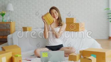 小企业中小企业企业家亚洲青年妇女在家中使用笔记本电脑进行网上购物